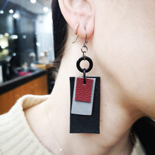 Carica l&#39;immagine nel visualizzatore di Gallery, Coppia di orecchini pendenti in pelle e resina.