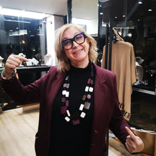 Carica l&#39;immagine nel visualizzatore di Gallery, Collana lunga in legno e vetri color nero, marrone, panna, prugna