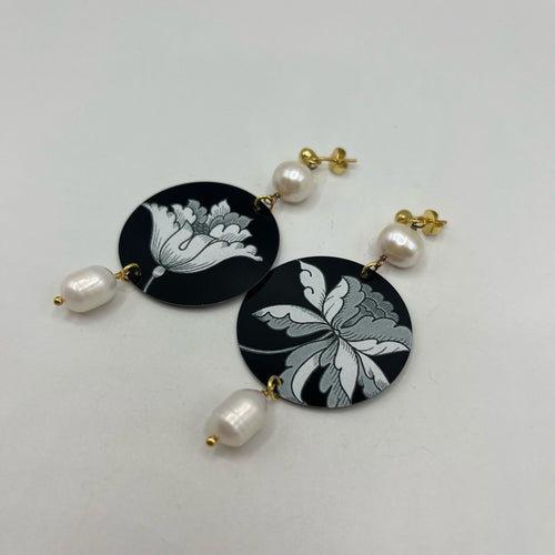 Coppia orecchini pendenti bianchi e neri di 