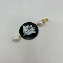 Carica l&#39;immagine nel visualizzatore di Gallery, Coppia orecchini pendenti bianchi e neri di &quot;Lebole, The Circle&quot;