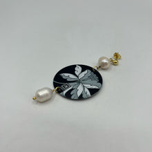 Carica l&#39;immagine nel visualizzatore di Gallery, Coppia orecchini pendenti bianchi e neri di &quot;Lebole, The Circle&quot;