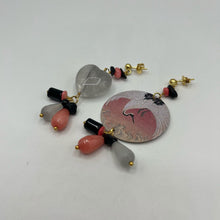 Carica l&#39;immagine nel visualizzatore di Gallery, Coppia orecchini asimmetrici rosa, grigio  e nero &quot;Lebole, mix and match&quot;