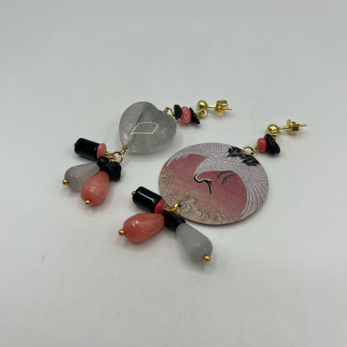 Coppia orecchini asimmetrici rosa, grigio  e nero 