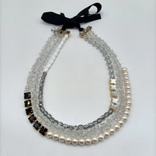 Carica l&#39;immagine nel visualizzatore di Gallery, Girocollo a 3 fili in cristalli, perle e strass bianchi e neri