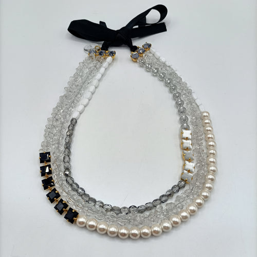 Girocollo a 3 fili in cristalli, perle e strass bianchi e neri