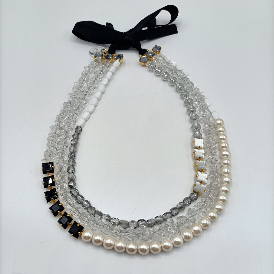 Girocollo a 3 fili in cristalli, perle e strass bianchi e neri