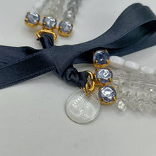 Carica l&#39;immagine nel visualizzatore di Gallery, Girocollo a 3 fili in cristalli, perle e strass bianchi e neri