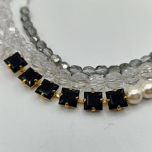 Carica l&#39;immagine nel visualizzatore di Gallery, Girocollo a 3 fili in cristalli, perle e strass bianchi e neri
