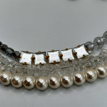 Carica l&#39;immagine nel visualizzatore di Gallery, Girocollo a 3 fili in cristalli, perle e strass bianchi e neri