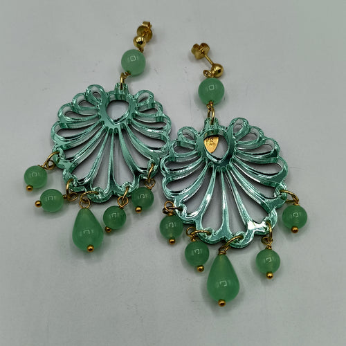 Coppia di orecchini in plexiglass verde acqua specchiata, modello chandelier e pietre dure