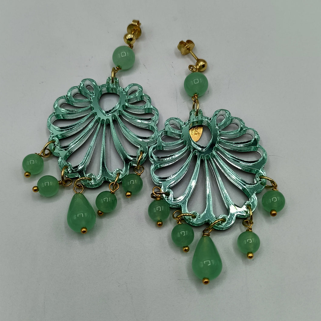 Coppia di orecchini in plexiglass verde acqua specchiata, modello chandelier e pietre dure