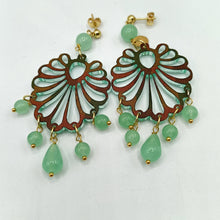 Carica l&#39;immagine nel visualizzatore di Gallery, Coppia di orecchini in plexiglass verde acqua specchiata, modello chandelier e pietre dure