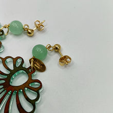 Carica l&#39;immagine nel visualizzatore di Gallery, Coppia di orecchini in plexiglass verde acqua specchiata, modello chandelier e pietre dure