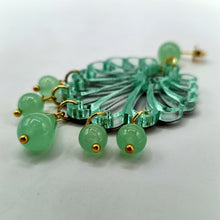 Carica l&#39;immagine nel visualizzatore di Gallery, Coppia di orecchini in plexiglass verde acqua specchiata, modello chandelier e pietre dure