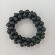 Carica l&#39;immagine nel visualizzatore di Gallery, Bracciale in resina nero con boule satinate del brand Sodini