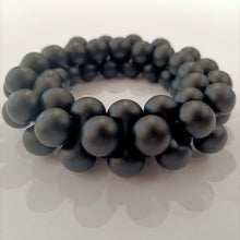 Carica l&#39;immagine nel visualizzatore di Gallery, Bracciale in resina nero con boule satinate del brand Sodini