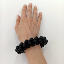 Carica l&#39;immagine nel visualizzatore di Gallery, Bracciale in resina nero con boule satinate del brand Sodini