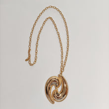 Carica l&#39;immagine nel visualizzatore di Gallery, Collana con catena in ottone galvanizzato oro con ciondolo.
