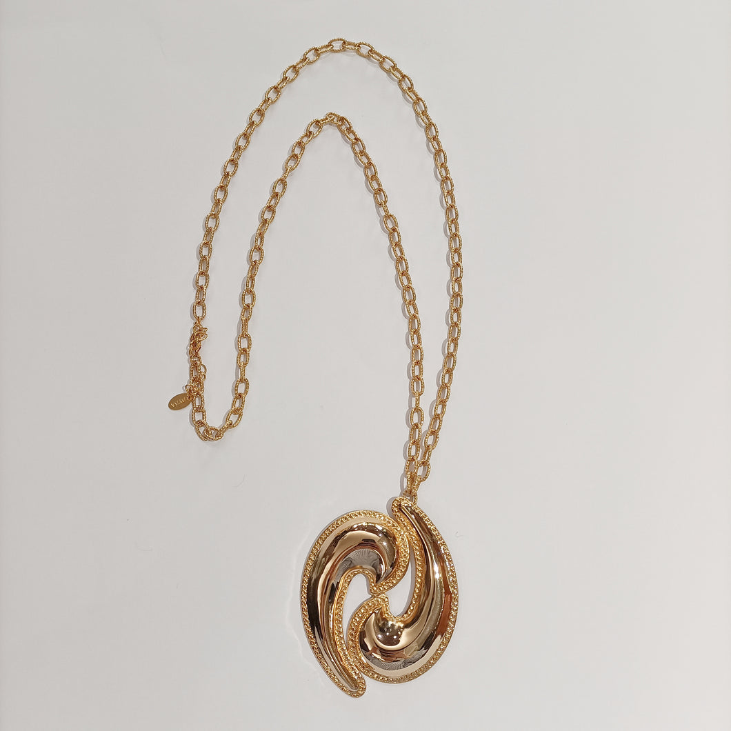 Collana con catena in ottone galvanizzato oro con ciondolo.