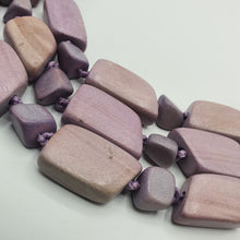 Carica l&#39;immagine nel visualizzatore di Gallery, Collana a tre fili con legni di colore lilla