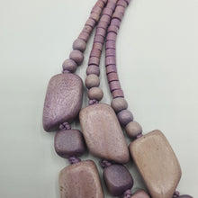 Carica l&#39;immagine nel visualizzatore di Gallery, Collana a tre fili con legni di colore lilla