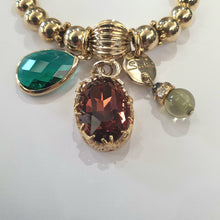 Carica l&#39;immagine nel visualizzatore di Gallery, Bracciale con boule in metallo placcato oro con charms.