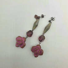Carica l&#39;immagine nel visualizzatore di Gallery, Orecchini pendenti in resina e cristalli