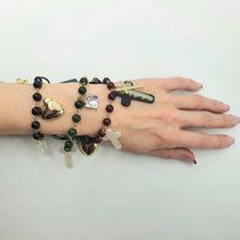 Carica l&#39;immagine nel visualizzatore di Gallery, Bracciale con boule in resina chiodate placcato oro con charms.